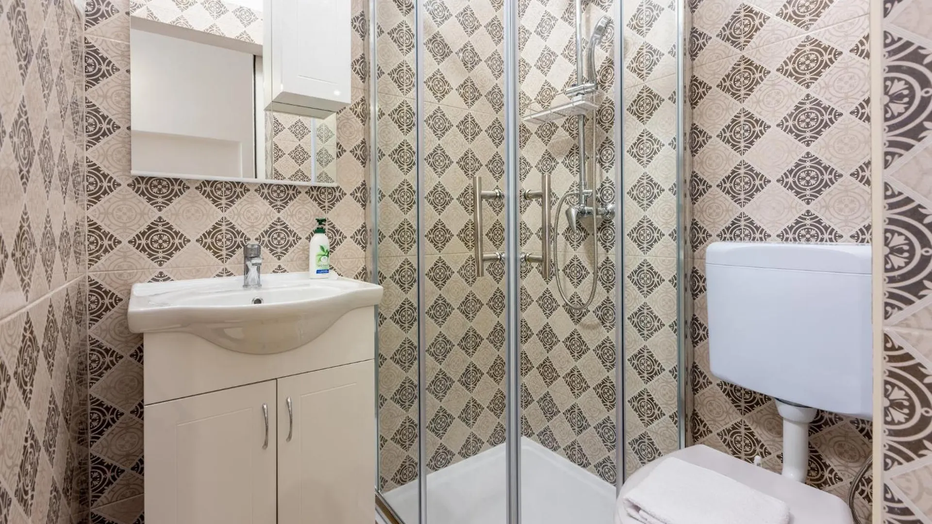 Konukevi Tustonjic Otel Novi Vinodolski